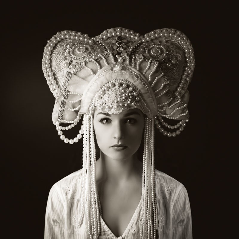 Portret kobiety w tradycyjnym nakryciu głowy. . Zdjęcie 337366