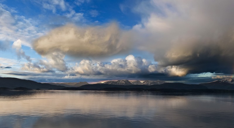 Malowniczy krajobraz górski z odbiciem w wodzie. . Zdjęcie 337369