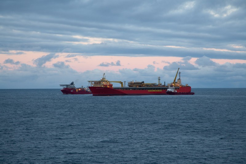 Czerwone statki na tle morskiego horyzontu. . Zdjęcie 337372