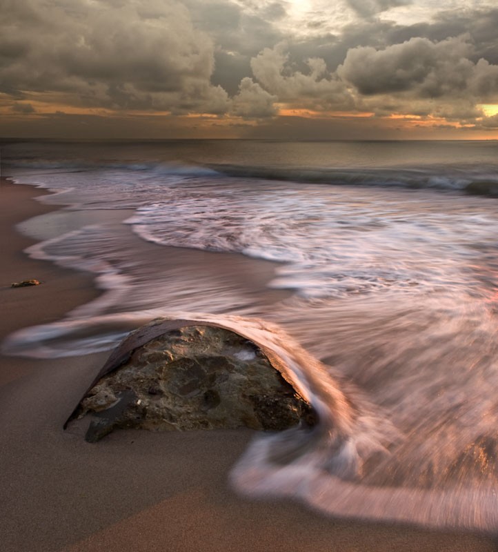 Spokojna plaża o zachodzie słońca. . Zdjęcie 337375